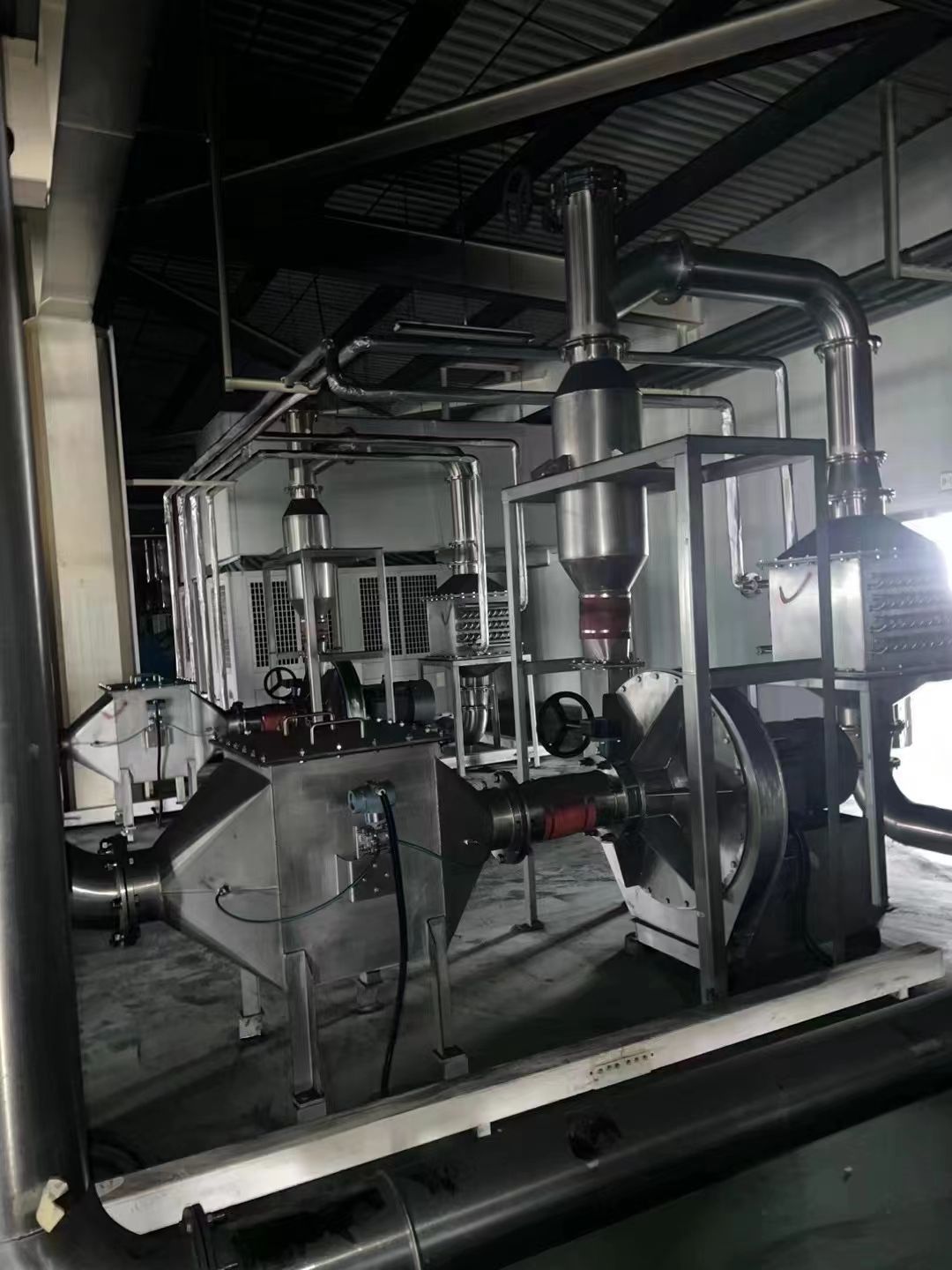 轉(zhuǎn)讓二手超威粉碎機(jī) 兩套450型中德合資超威粉碎機(jī)