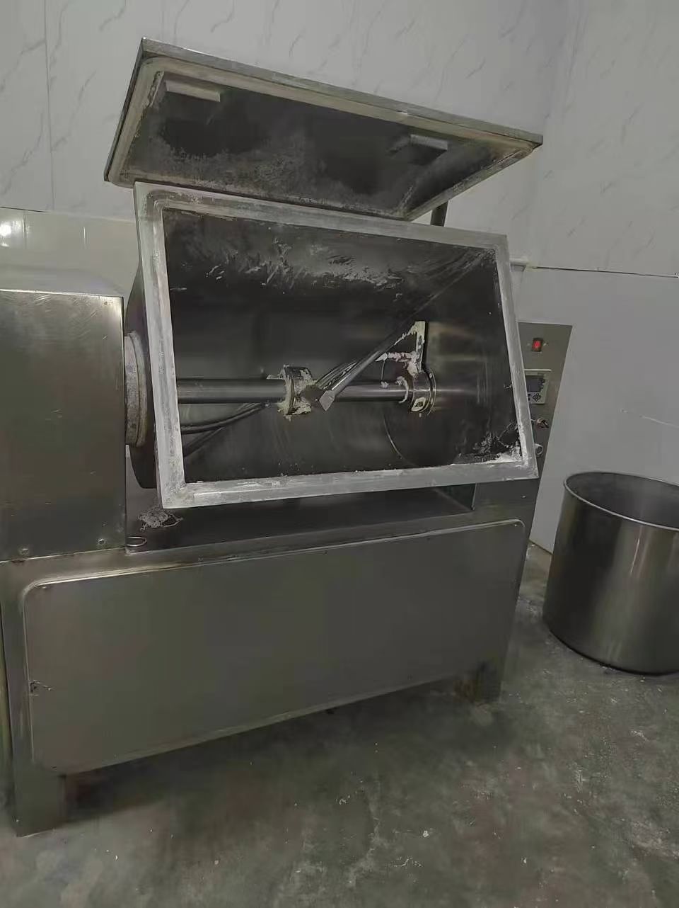 轉讓二手真空和面機 一臺容積四袋面臥式真空和面機