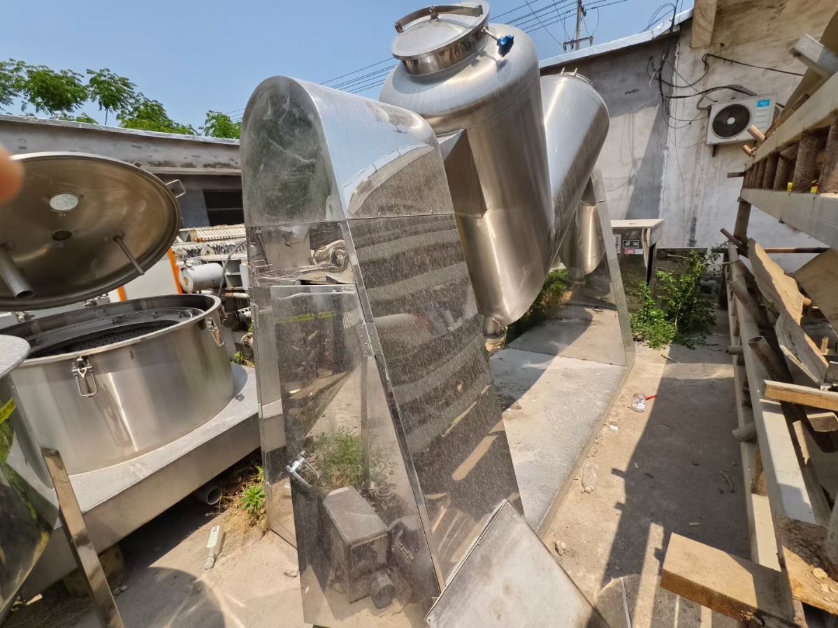 轉(zhuǎn)讓二手V型混合機(jī) 一臺容積1000升不銹鋼高效V型混合機(jī)