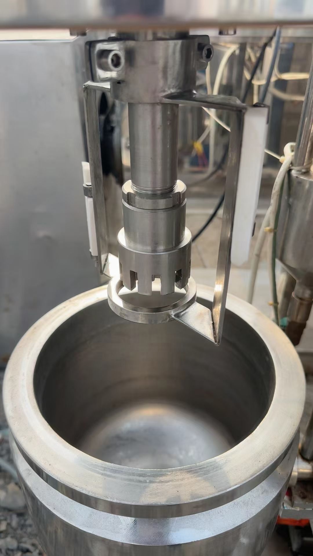 轉(zhuǎn)讓二手真空乳化機 一臺實驗型5升真空均質(zhì)乳化機