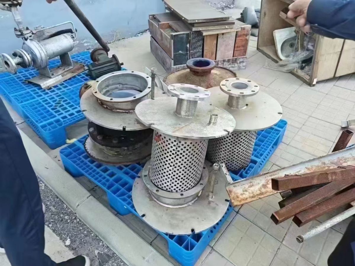 轉(zhuǎn)讓二手耙式干燥機 兩臺容積5000L材質(zhì)316L真空耙式干燥機