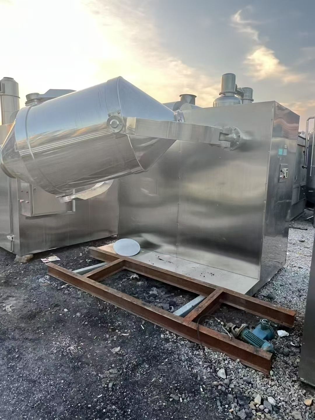 转让二手三维混合机 一台容积1500升高效三维运动混合机