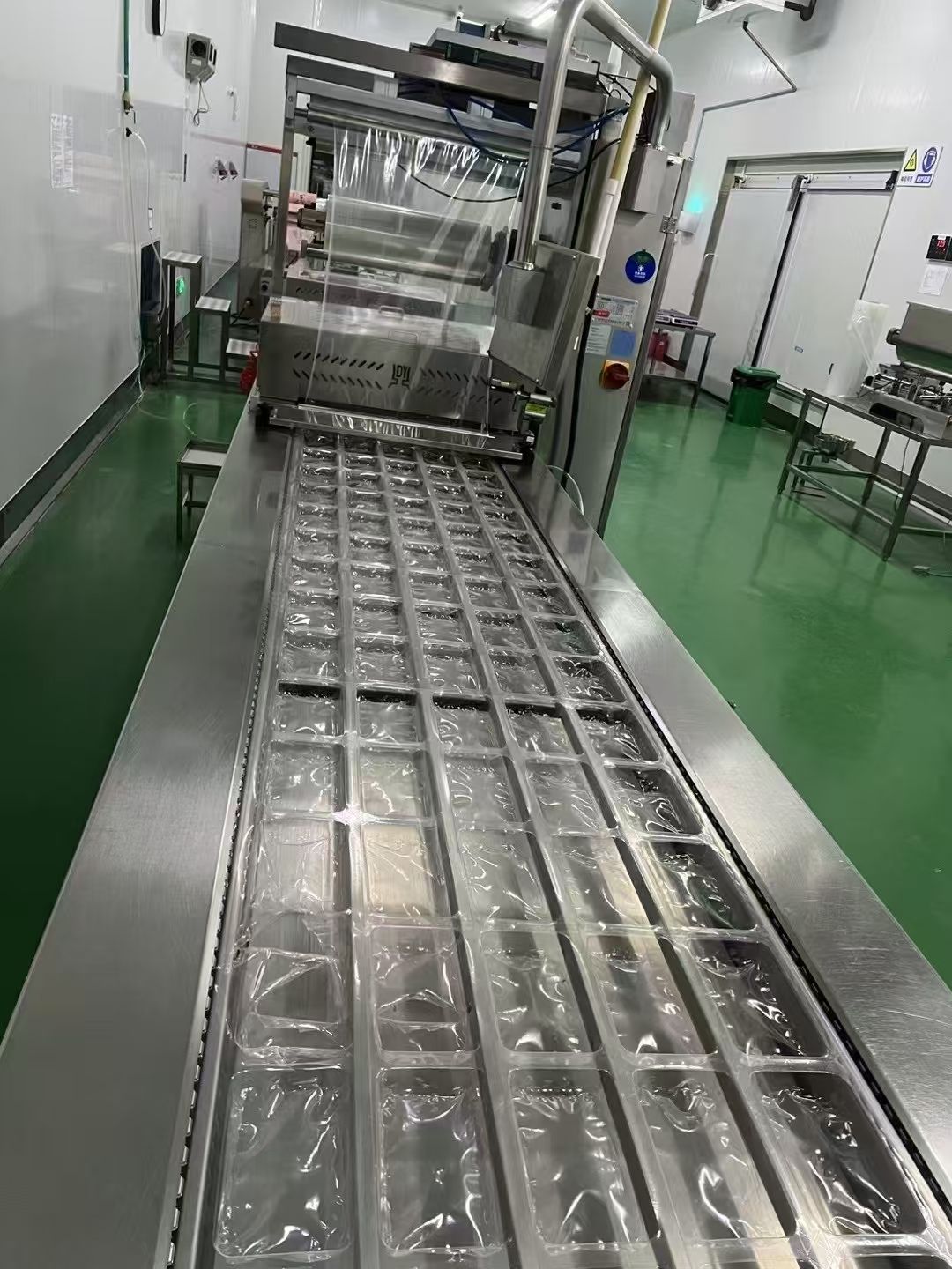 轉(zhuǎn)讓二手拉伸膜包裝機(jī) 一臺(tái)鼎源產(chǎn)640型連續(xù)式拉伸膜真空包裝機(jī)