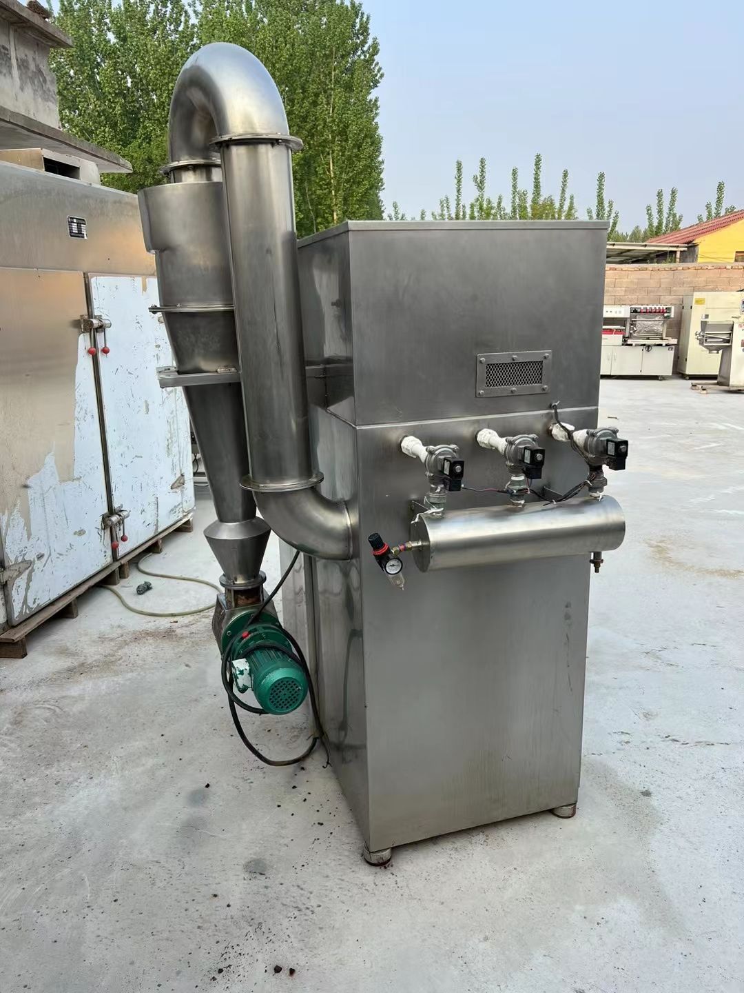 轉(zhuǎn)讓二手草藥粉碎機(jī) 一臺300型外掛除塵中草藥粉碎機(jī)