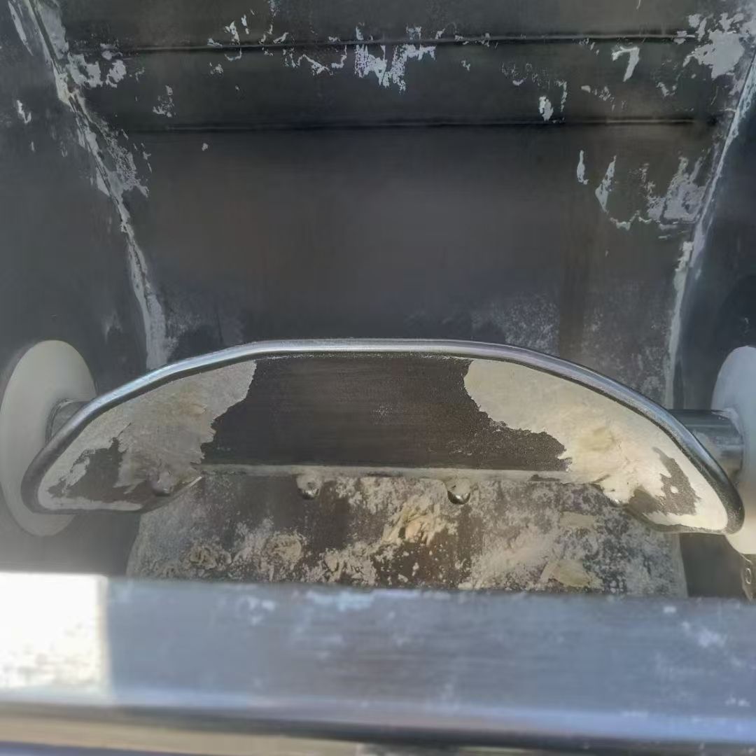 轉(zhuǎn)讓二手真空和面機 一臺容積1袋面臥式真空和面機