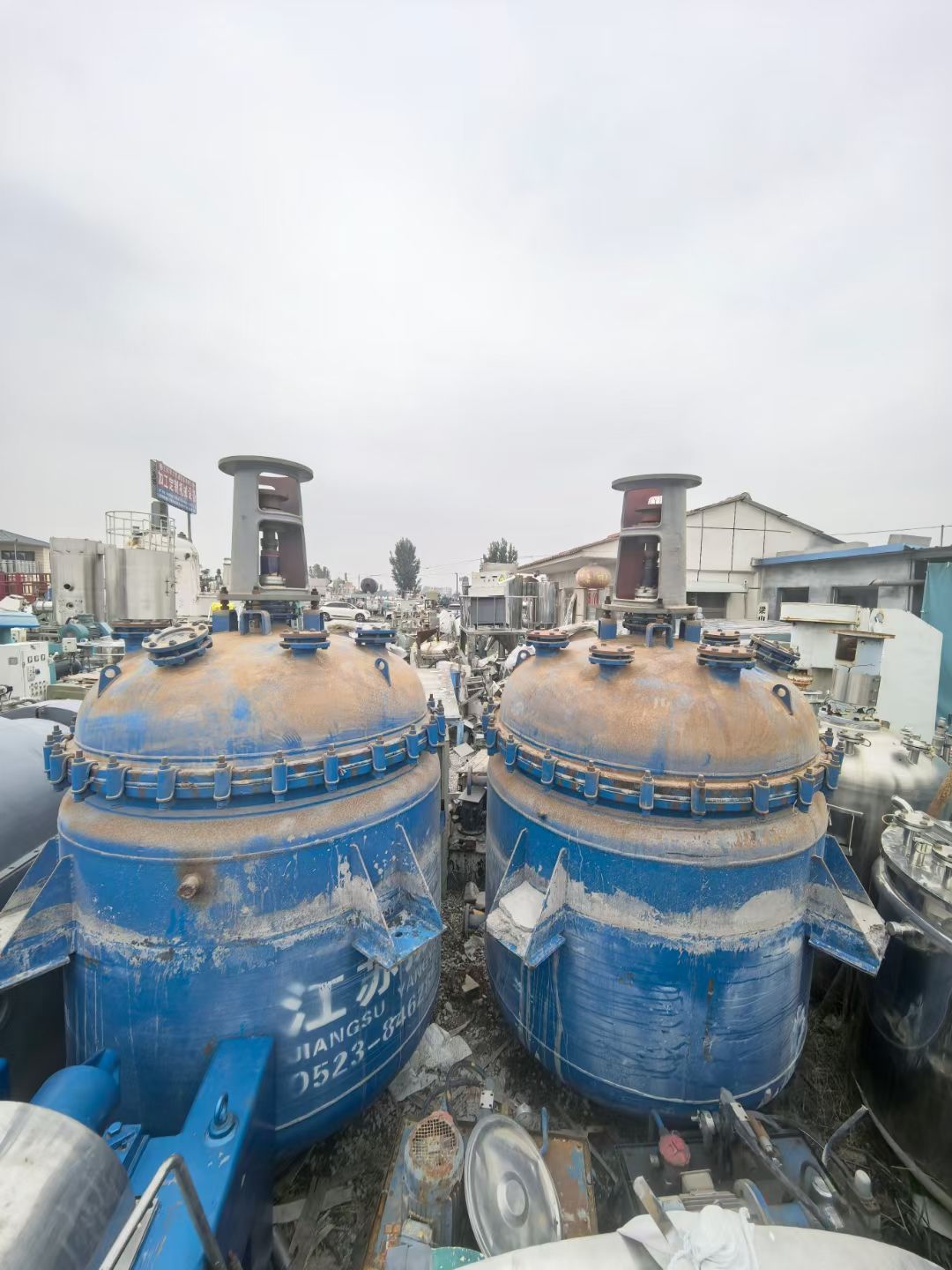 轉(zhuǎn)讓二手搪瓷反應釜 兩臺容積3000L楊陽產(chǎn)帶手續(xù)搪瓷反應釜