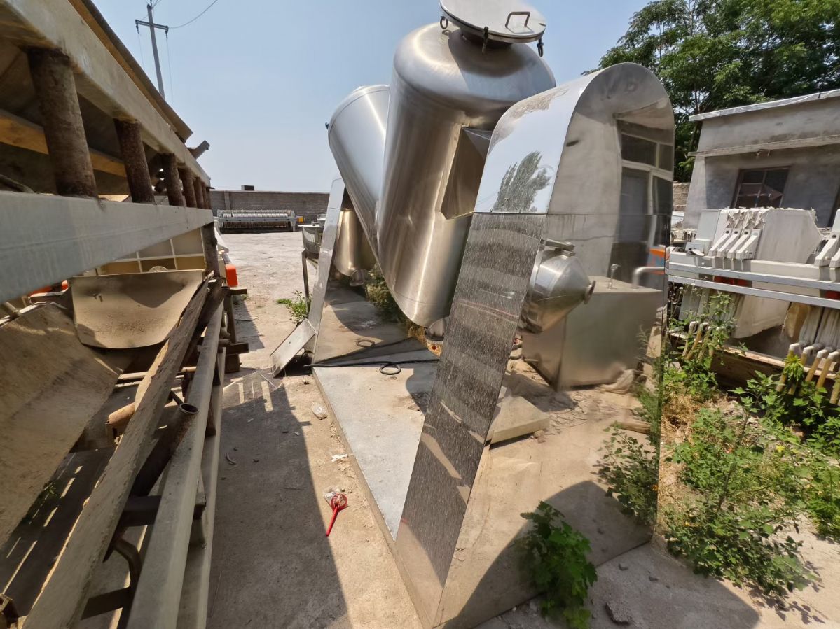 轉(zhuǎn)讓二手V型混合機(jī) 一臺容積1000升不銹鋼高效V型混合機(jī)