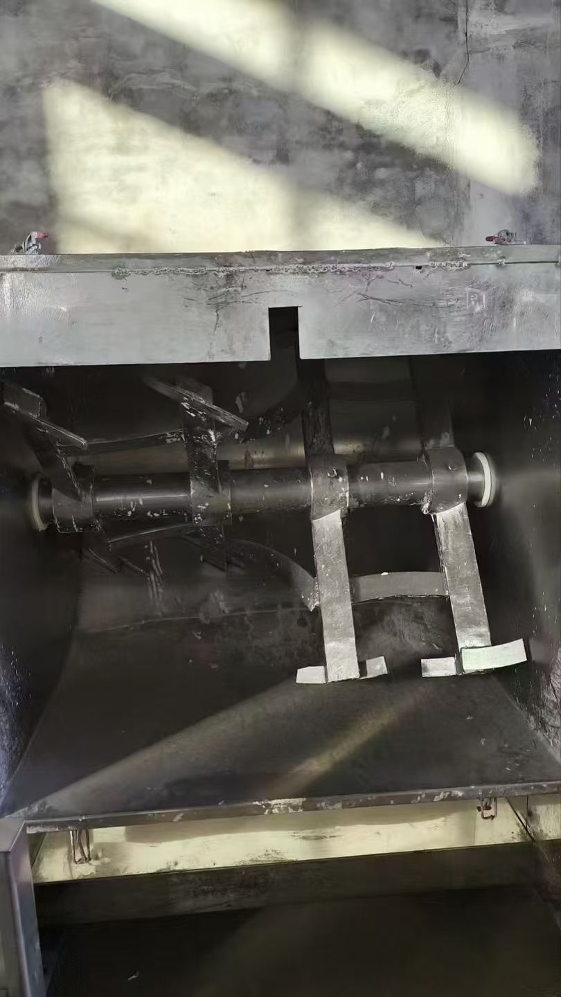 轉(zhuǎn)讓二手氣槽型混合機 一臺容積1200升大型臥式槽型混合機