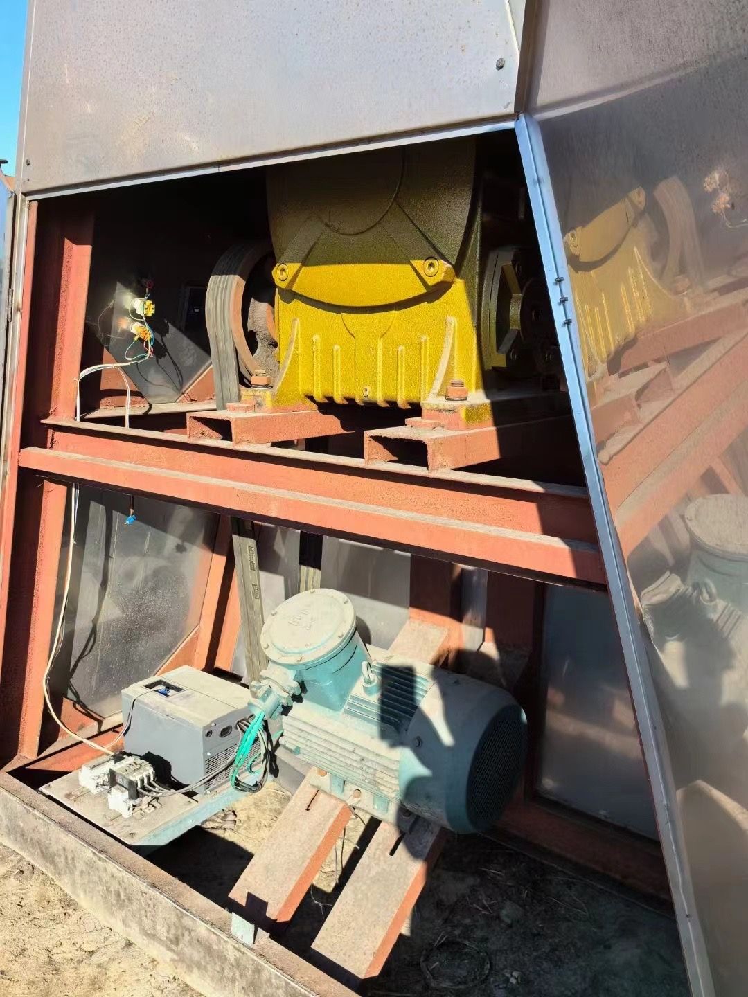 轉(zhuǎn)讓二手V型混合機(jī) 一臺(tái)容積4500L高效V型混合機(jī)
