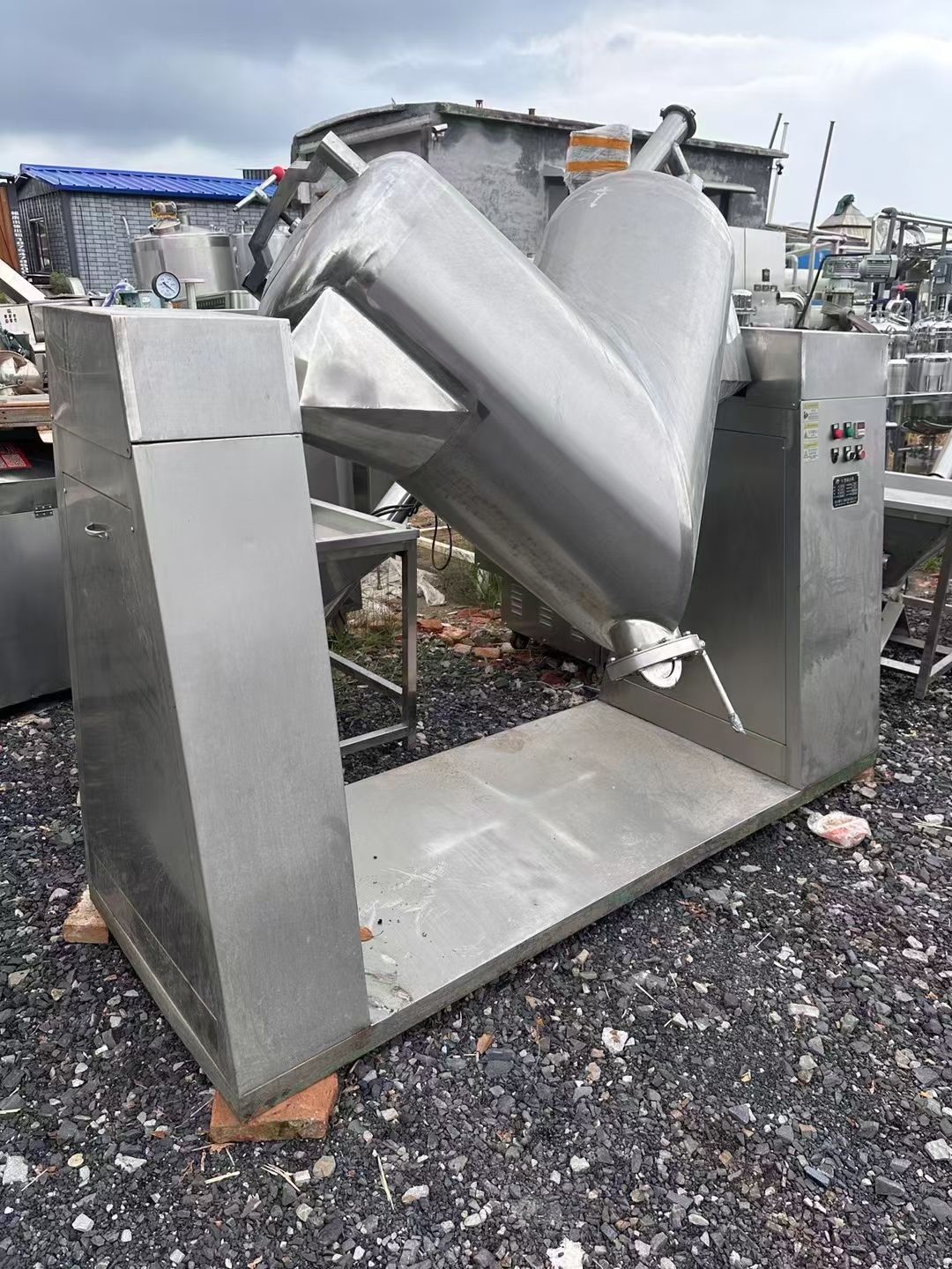 轉(zhuǎn)讓二手V型混合機(jī) 一臺(tái)容積400升南京產(chǎn)高效V型混合機(jī)