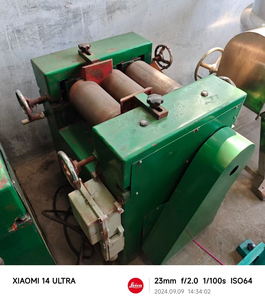 轉(zhuǎn)讓二手三輥研磨機(jī) 兩臺(tái)150型常州龍?chǎng)萎a(chǎn)三輥研磨機(jī)