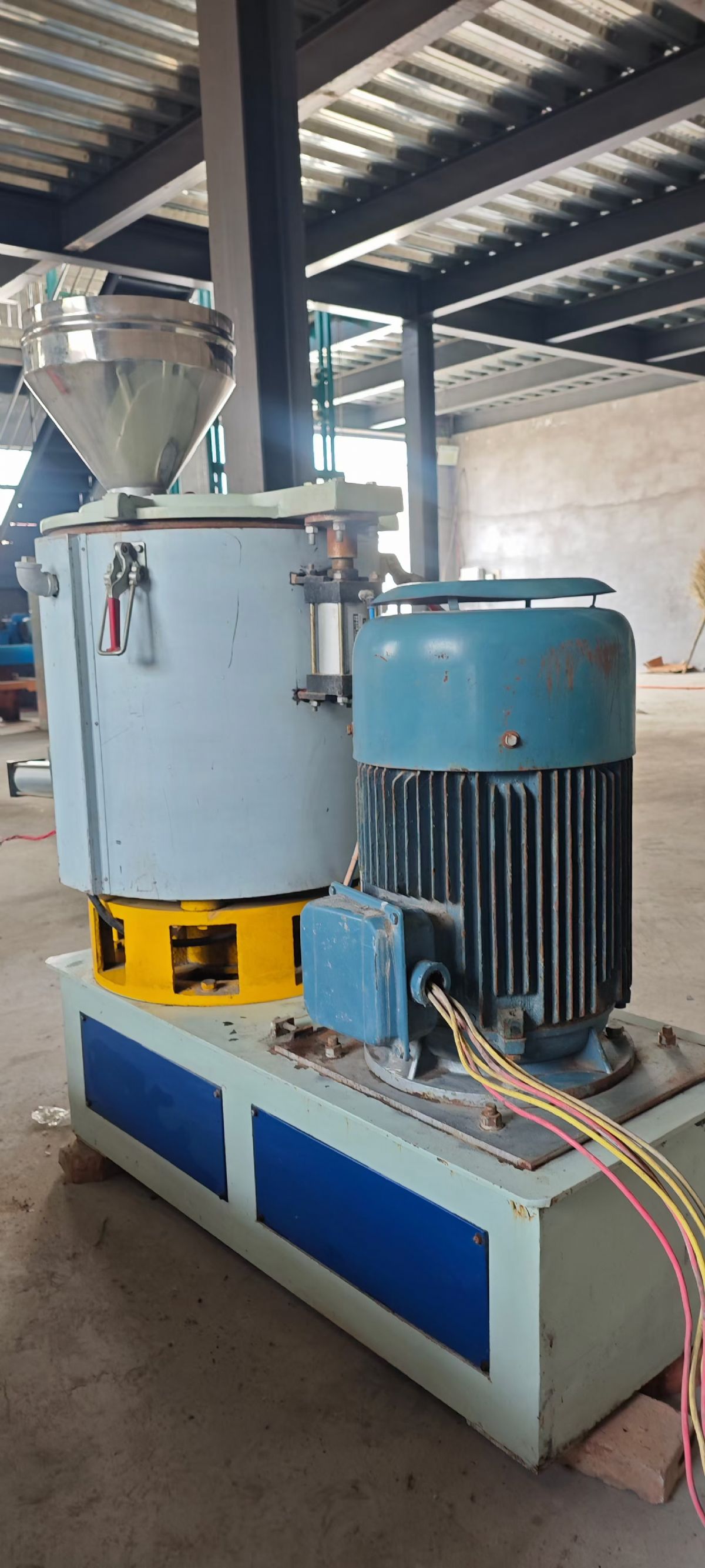 轉(zhuǎn)讓二手高速混合機(jī) 一臺(tái)容積100L張家港格蘭產(chǎn)立式高速混合機(jī)