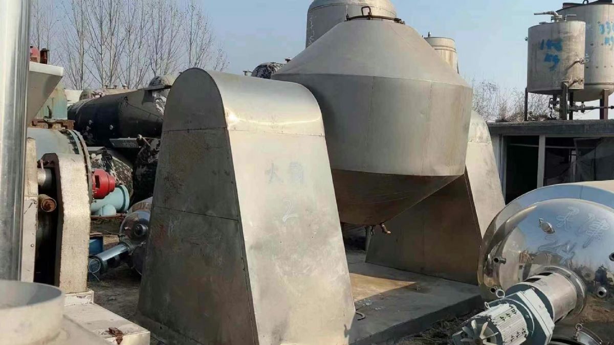 轉讓二手雙錐干燥機 一臺容積3000升內膽搪瓷真空回轉雙錐干燥機