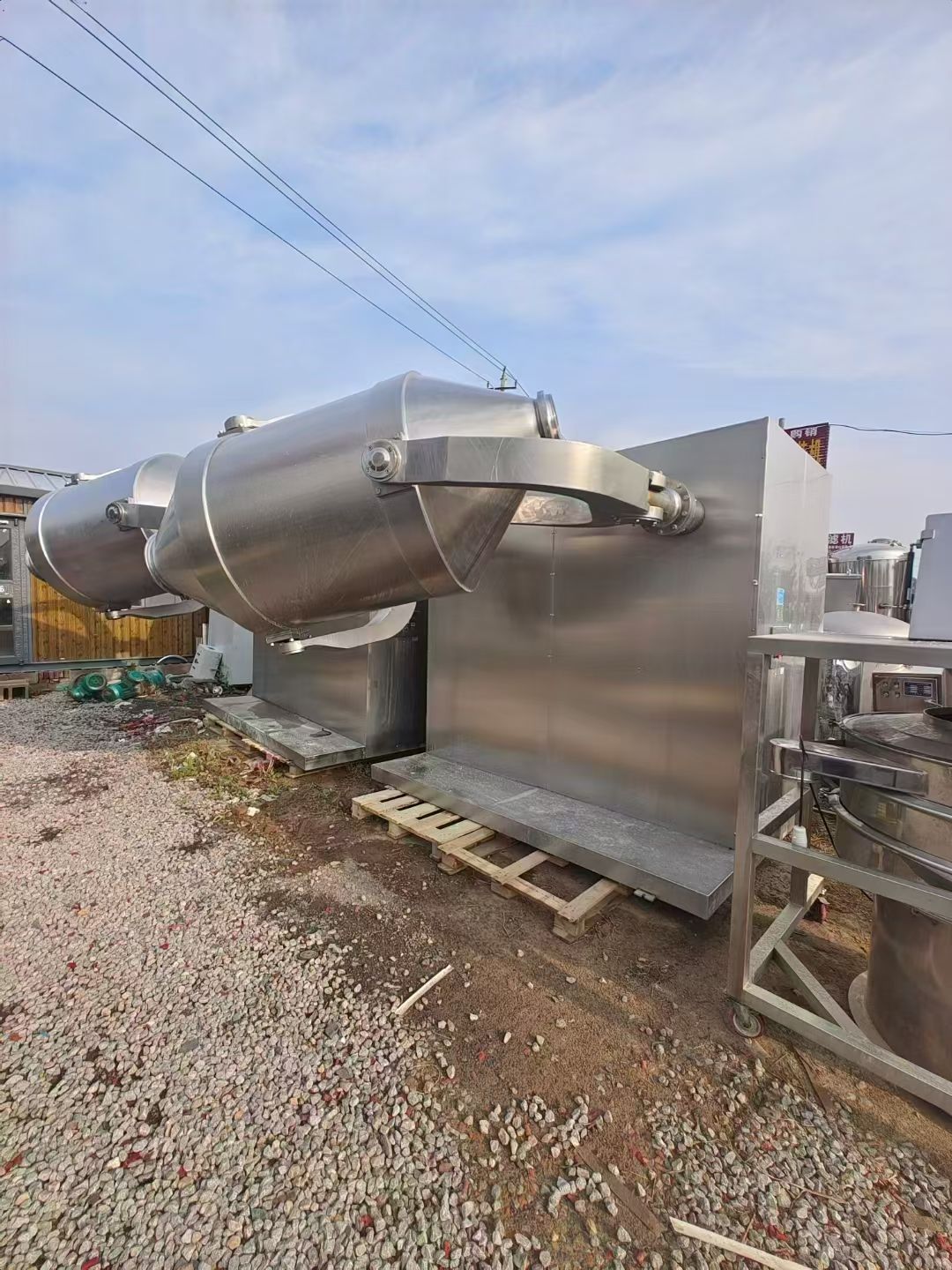 轉讓二手三維混合機 兩臺容積2000升江蘇瑰寶產(chǎn)三維運動混合機