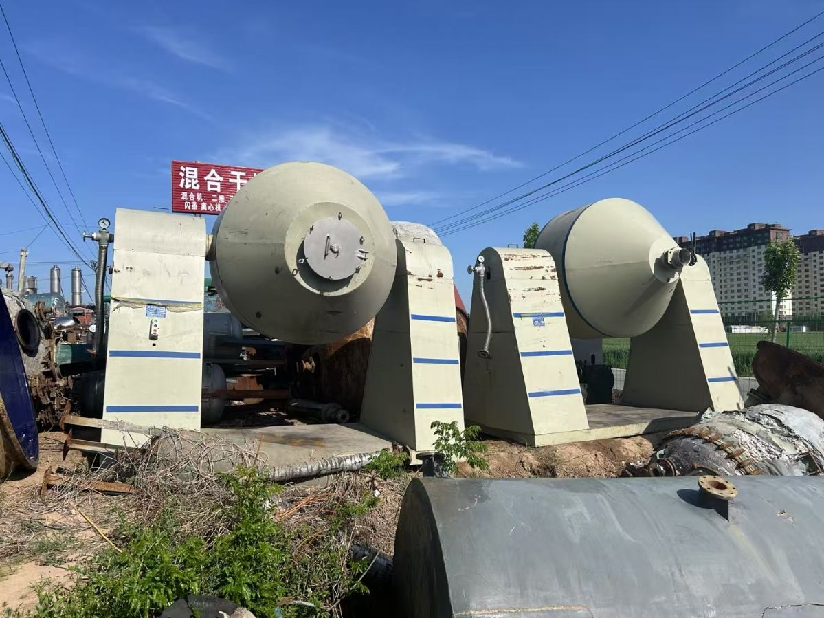 轉(zhuǎn)讓二手雙錐干燥機(jī) 兩臺容積3000升內(nèi)不銹鋼外碳鋼真空回轉(zhuǎn)雙錐干燥機(jī)