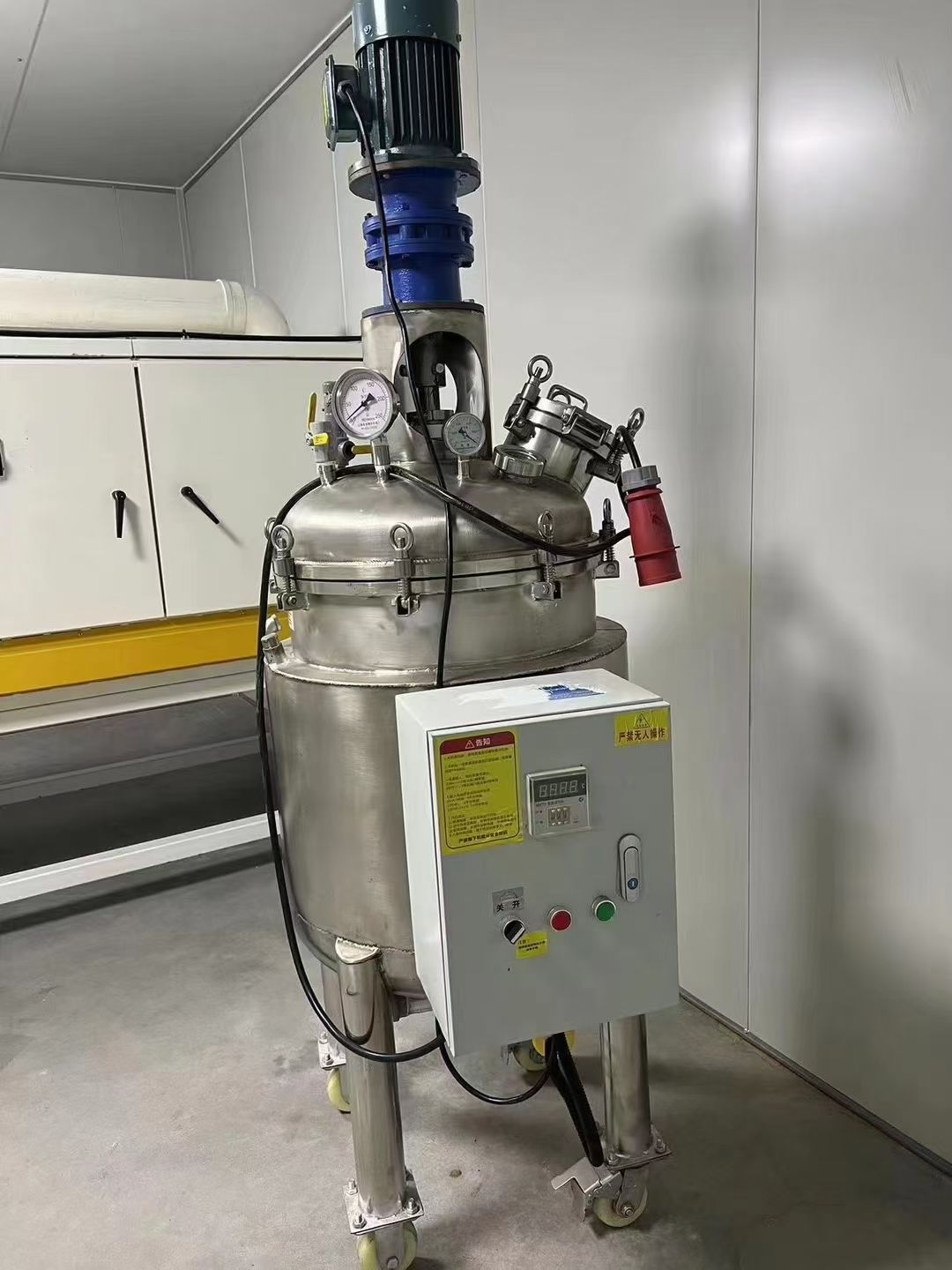 轉(zhuǎn)讓二手不銹鋼反應(yīng)釜 容積100L-200L電加熱真空不銹鋼反應(yīng)釜