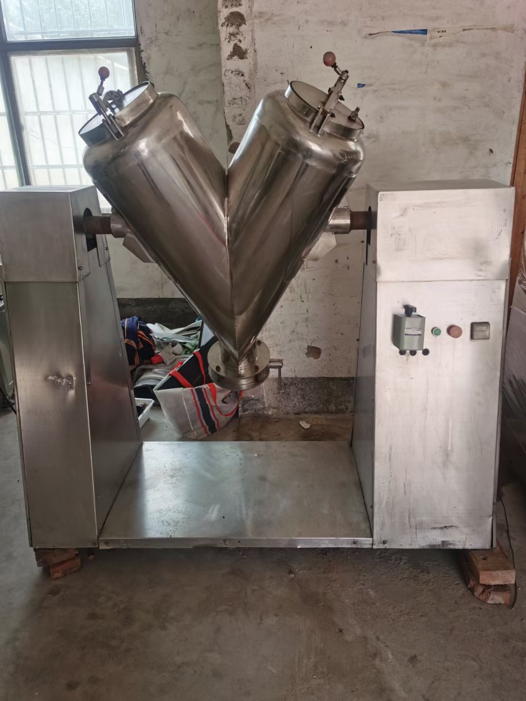 轉(zhuǎn)讓二手V型混合機 一臺容積100L全不銹鋼高效V型混合機