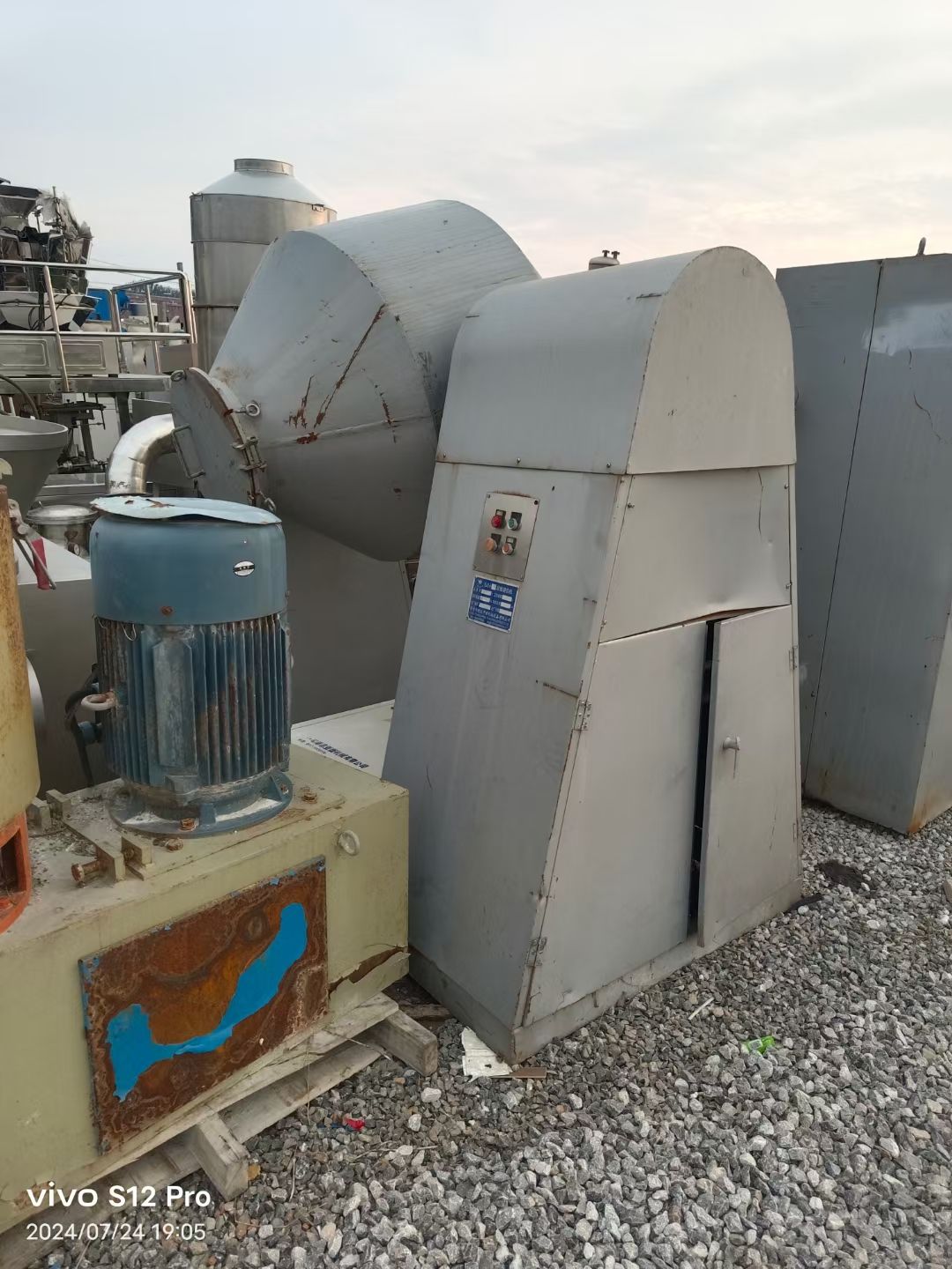 轉(zhuǎn)讓二手雙錐混合機 一臺容積1000L外碳鋼內(nèi)不銹鋼回轉(zhuǎn)雙錐混合機