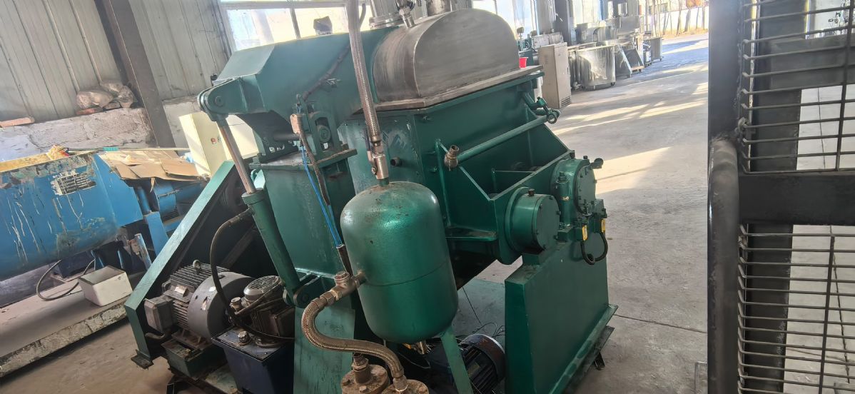 轉(zhuǎn)讓二手真空捏合機 兩臺容積300L電加熱液壓翻缸翻蓋如皋真空捏合機