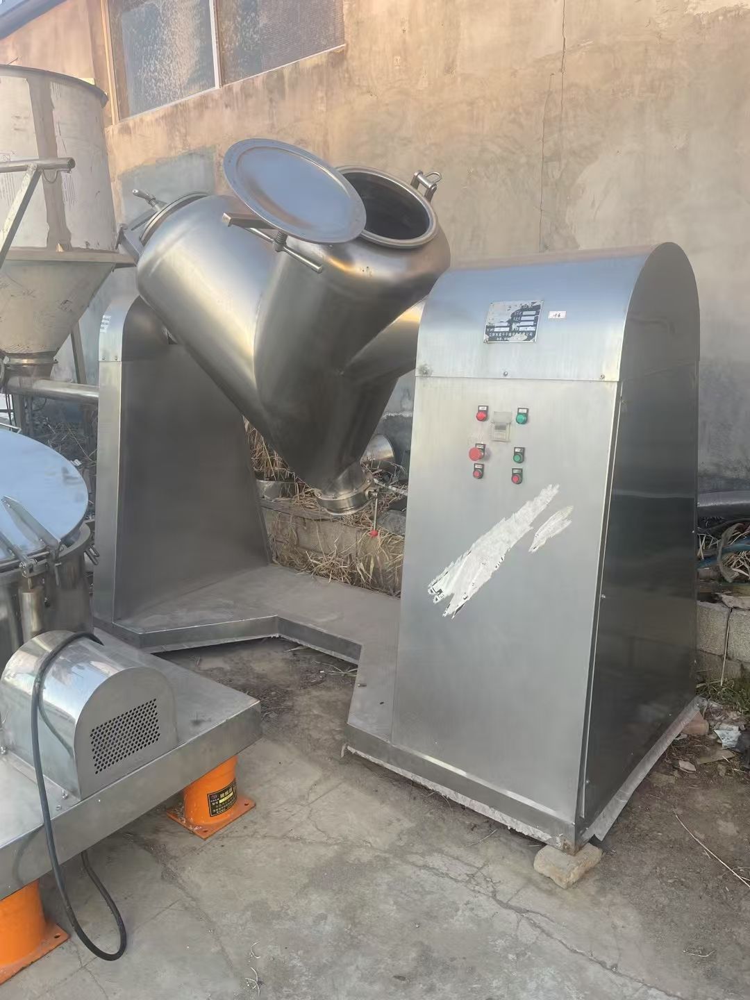 轉(zhuǎn)讓二手V型混合機(jī) 一臺(tái)容積500升配強(qiáng)制攪拌高效V型混合機(jī)