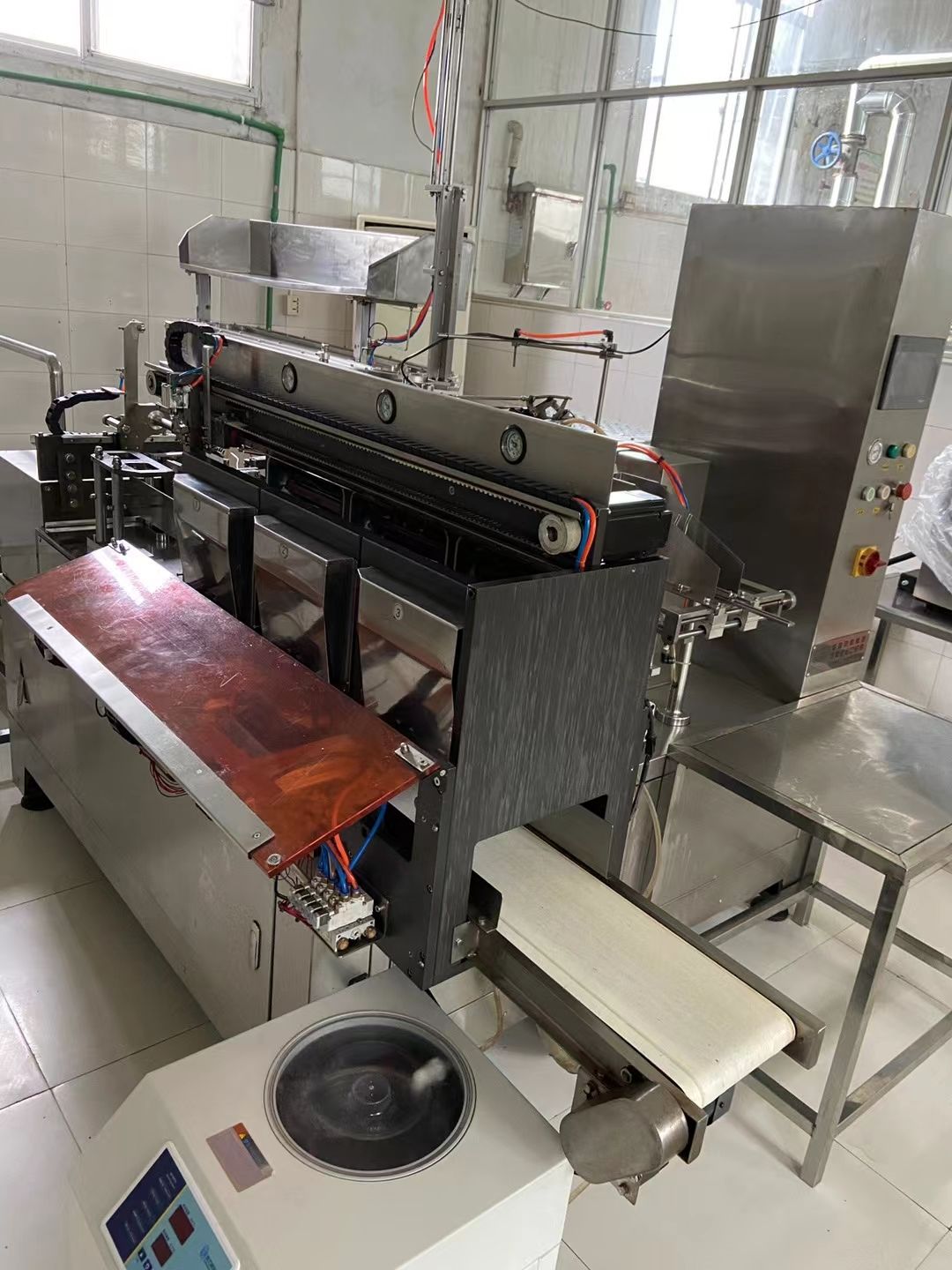 轉(zhuǎn)讓二手給袋式包裝機(jī) 一臺100型8工位往返真空給袋包裝機(jī)