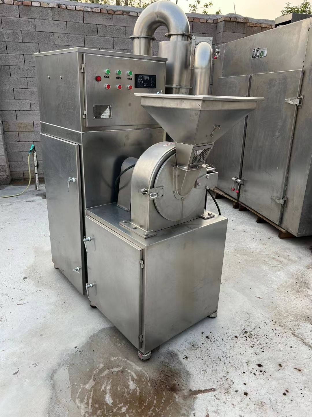 轉(zhuǎn)讓二手草藥粉碎機(jī) 一臺300型外掛除塵中草藥粉碎機(jī)