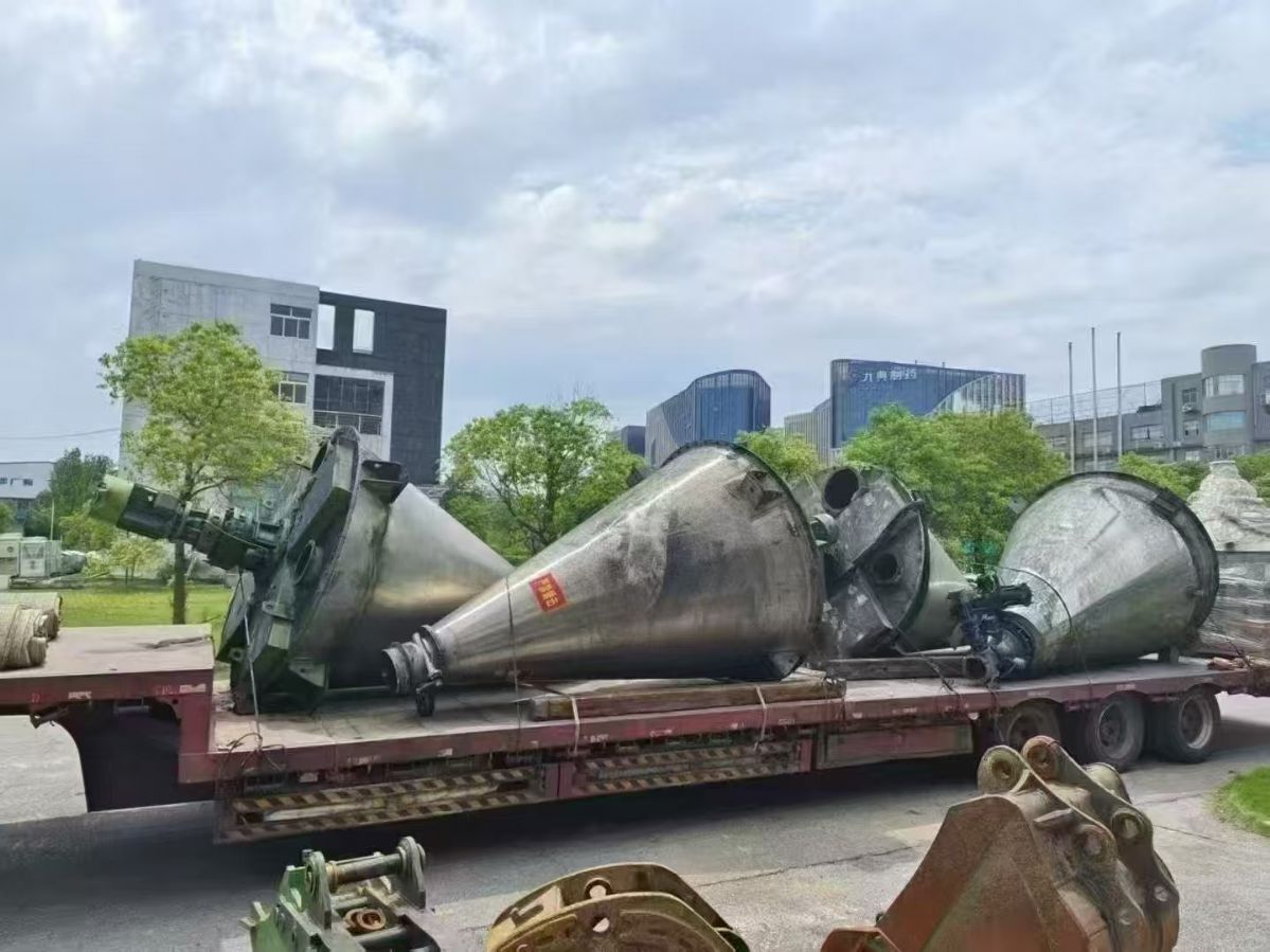 轉(zhuǎn)讓二手錐形混合機(jī) 四臺(tái)容積5000升上海申銀產(chǎn)雙螺旋錐形混合機(jī)