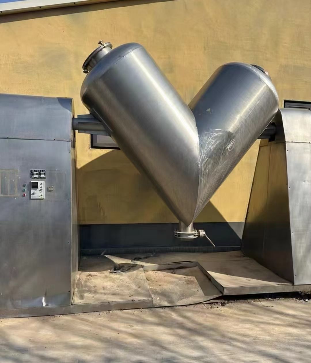 轉(zhuǎn)讓二手V型混合機(jī) 一臺(tái)容積3000升高效V型混合機(jī)
