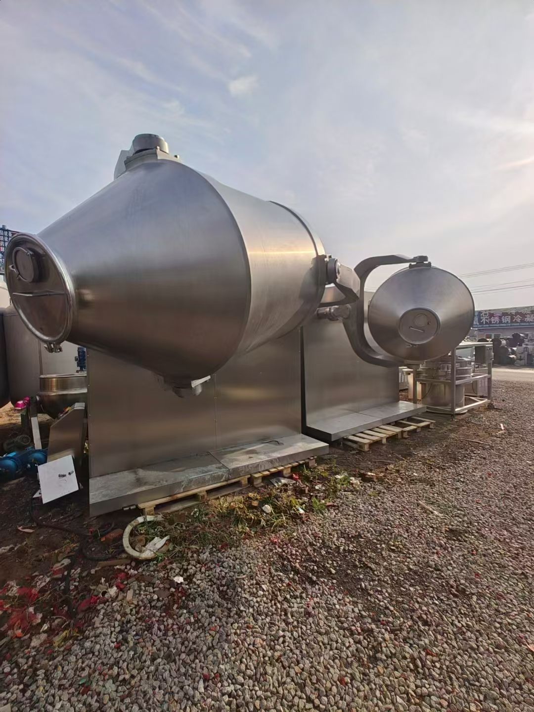 轉讓二手三維混合機 兩臺容積2000升江蘇瑰寶產(chǎn)三維運動混合機