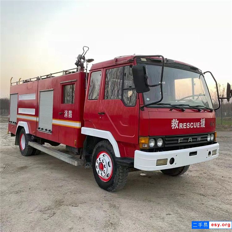 8噸二手消防車 大型救援車廠區(qū)消防車
