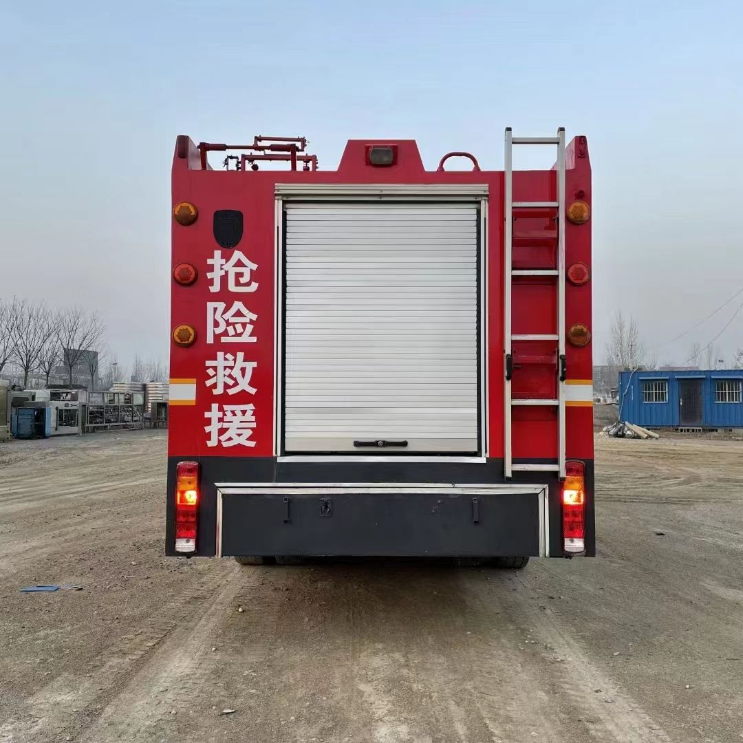 轉(zhuǎn)讓重汽豪沃水罐二手消防車