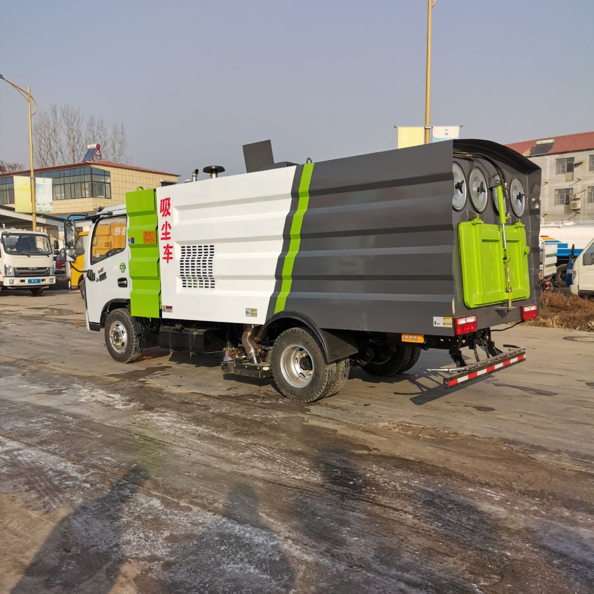 現(xiàn)車出售庫存掃路車 東風(fēng)掃路車