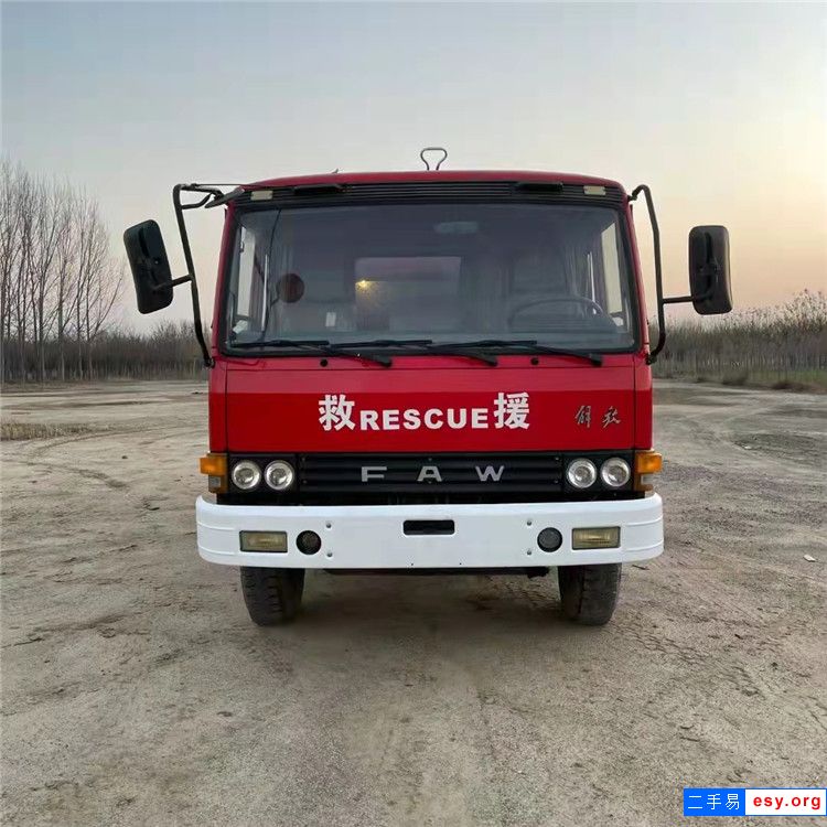 8噸二手消防車 大型救援車廠區(qū)消防車