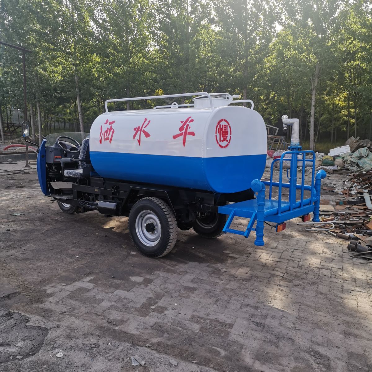 城鎮(zhèn)路面沖洗車 多功能三輪灑水車 抑塵車