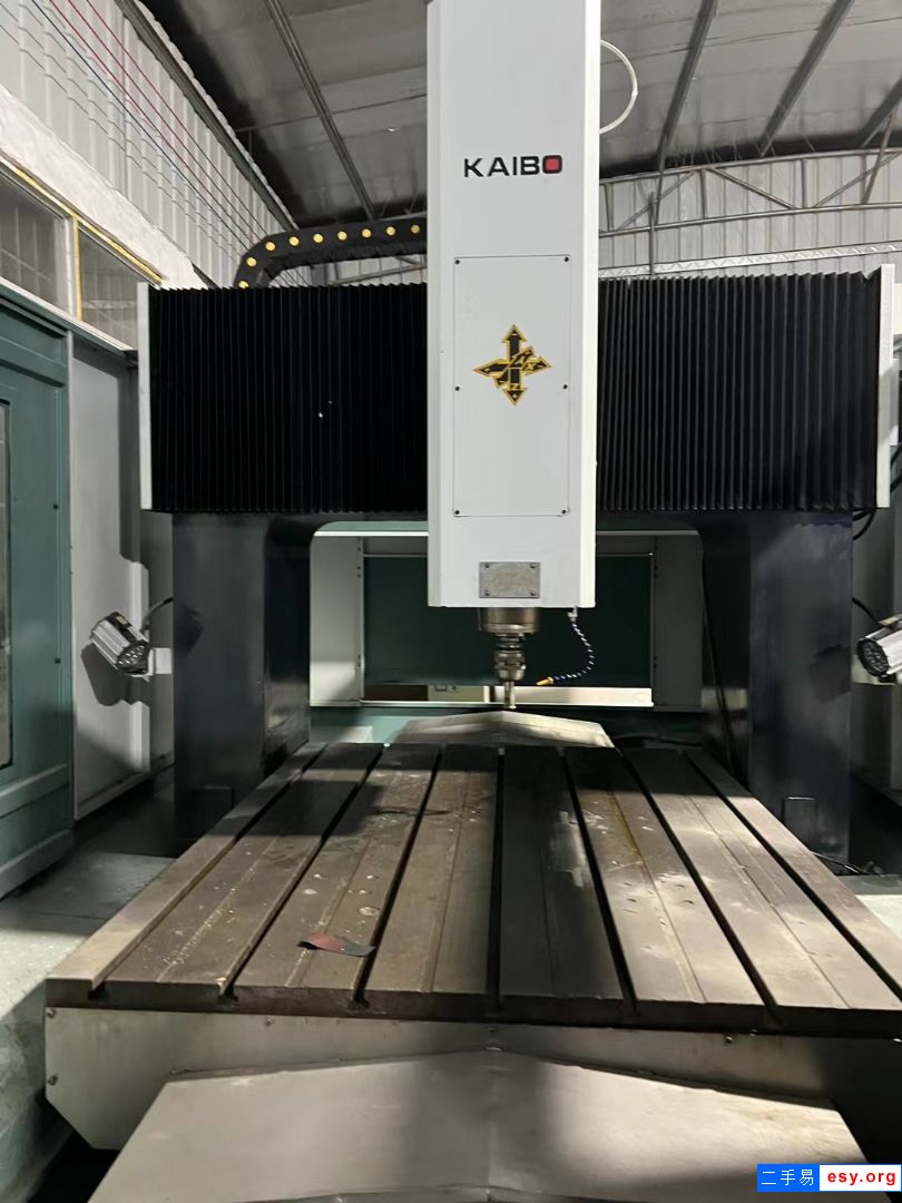 飛鶴1713龍門精雕機(jī)，新代21系統(tǒng)，BT40主軸直聯(lián)12000轉(zhuǎn)，滾
