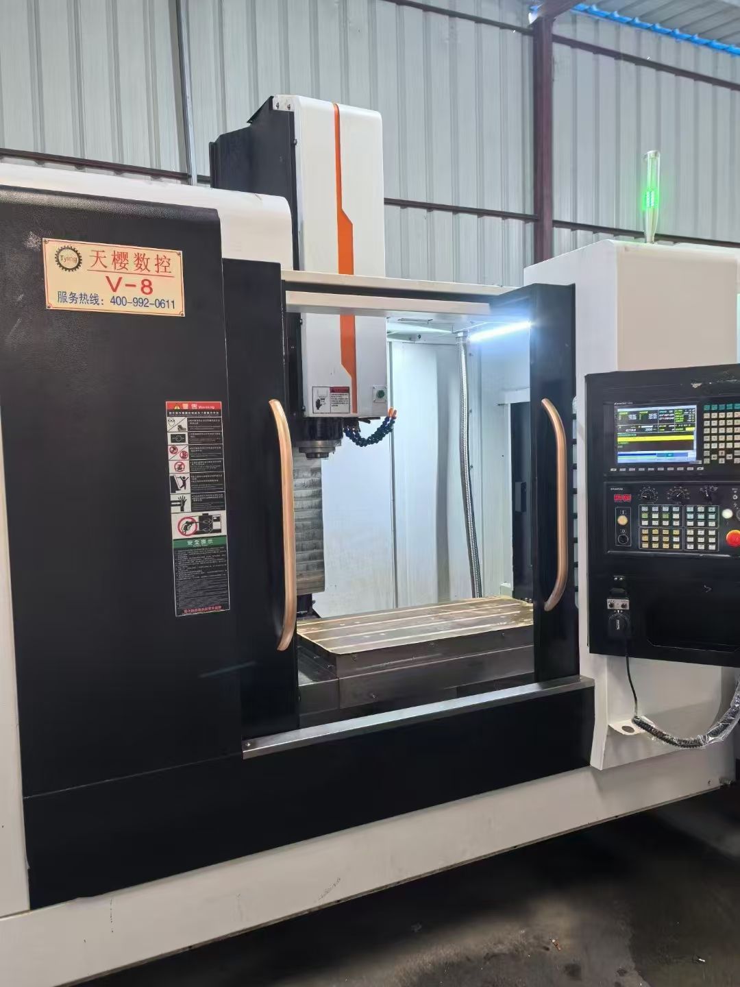 特價仕興鴻V8重型三線軌加工中心,bt40主軸24吧刀庫