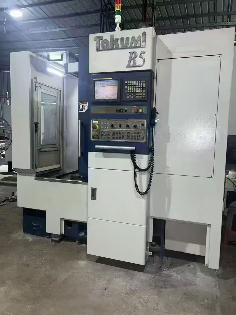 臺(tái)灣匠澤B5高速機(jī)。主軸IBAG30000轉(zhuǎn)，帶16把隱藏式刀庫