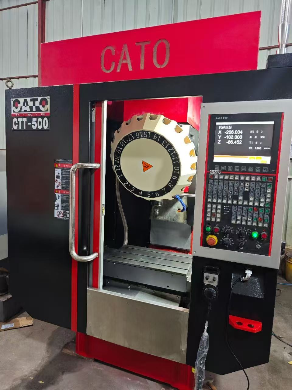 上新佳富V6三线轨加工中心,三菱M70系统和M80系统都有,主轴直联1