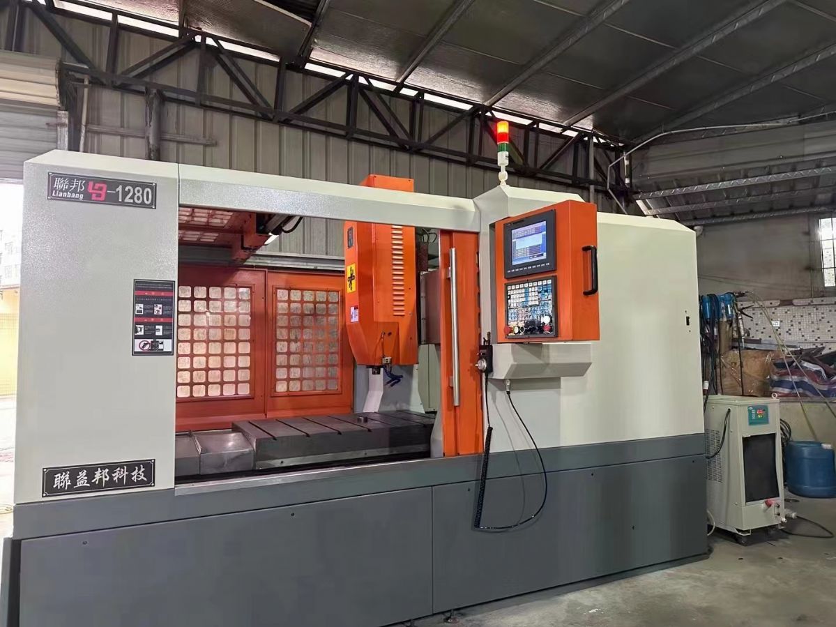 聯(lián)邦1280精雕機，新代MA21系統(tǒng)，ER40／11千瓦/18000轉