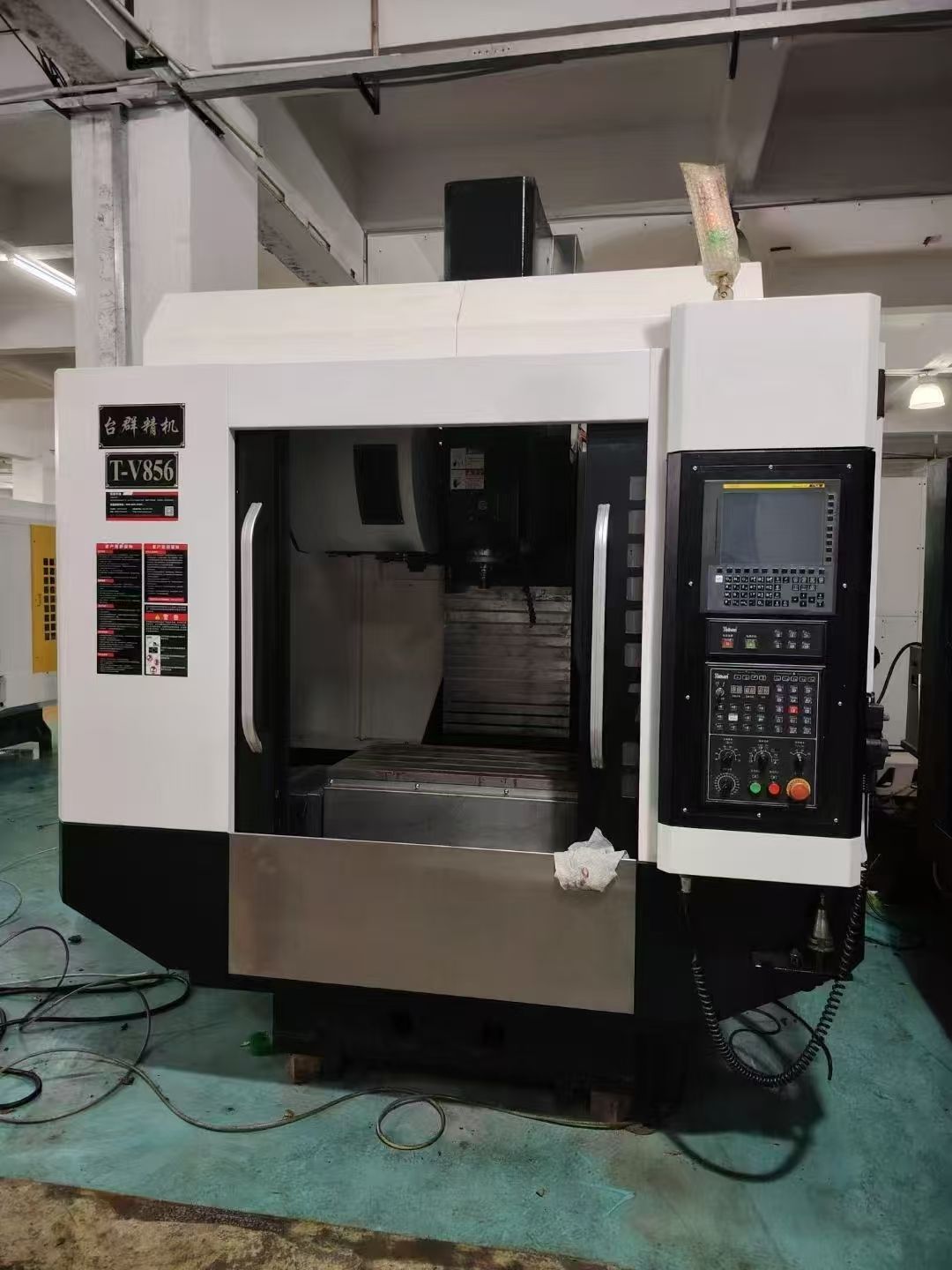 特價仕興鴻V8重型三線軌加工中心,bt40主軸24吧刀庫