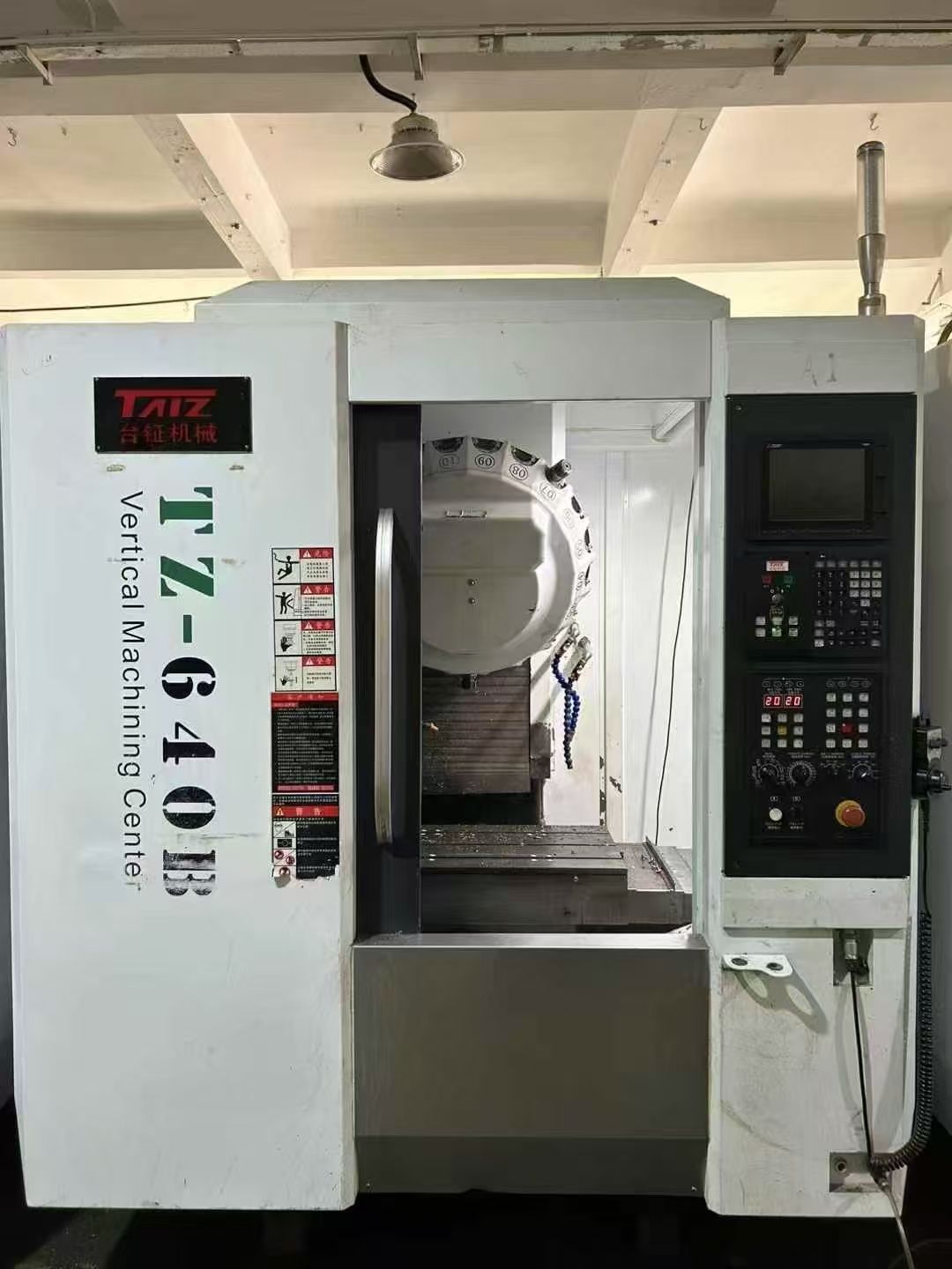 上新臺(tái)群v856S三線軌加工中心，三菱M80系統(tǒng)