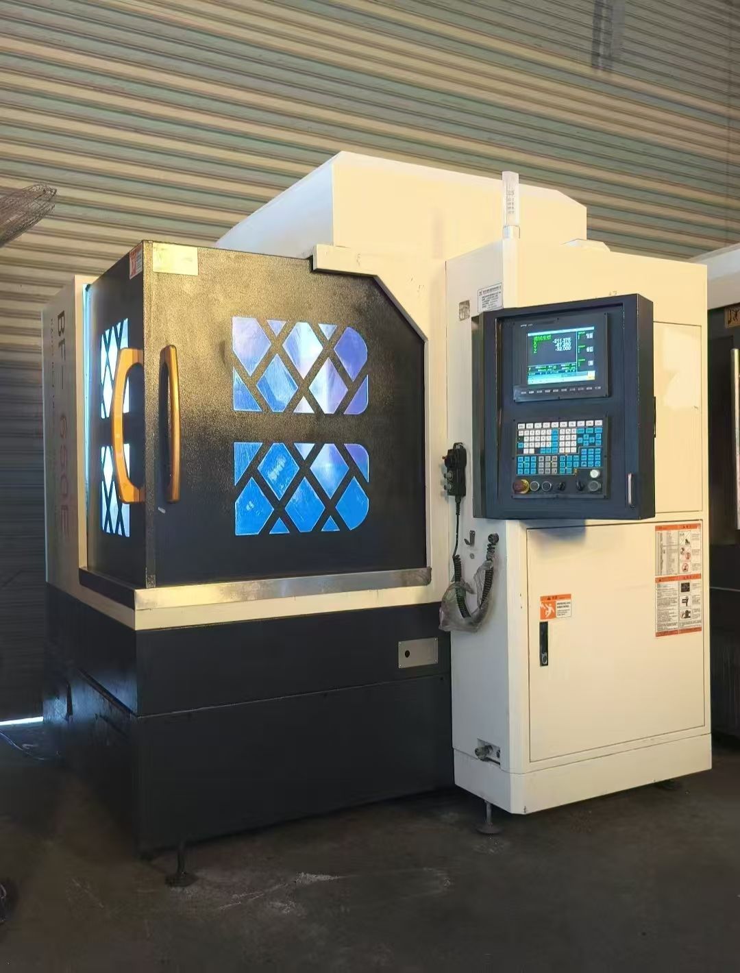 一臺性價比超高冠馳v850三線軌加工中心，三菱m80系統(tǒng)