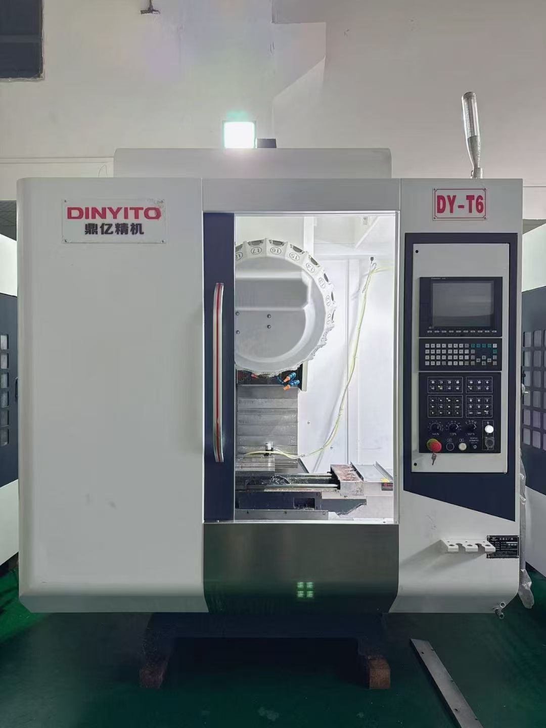 多臺(tái)優(yōu)惠出炬名v8三線軌加工中心機(jī)，三菱M80系統(tǒng)