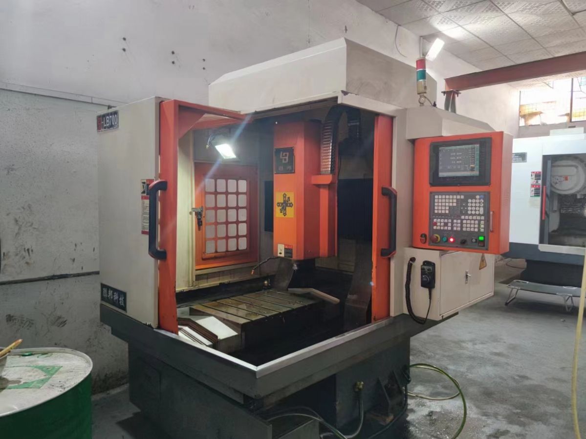 聯(lián)邦760精雕機，寶元系統(tǒng)，主軸7.5kw，帶對刀儀，工廠只加工銅公，