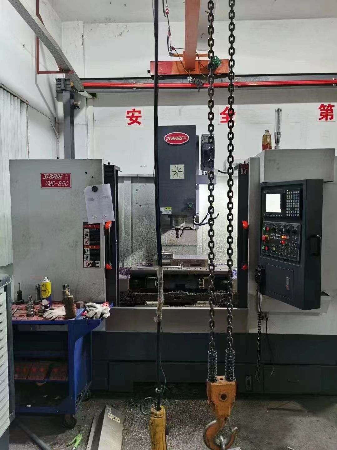 買下清溪工廠喬鋒850模具機(jī)一臺，三軸硬軌，三菱M70A系統(tǒng) 機(jī)況非常