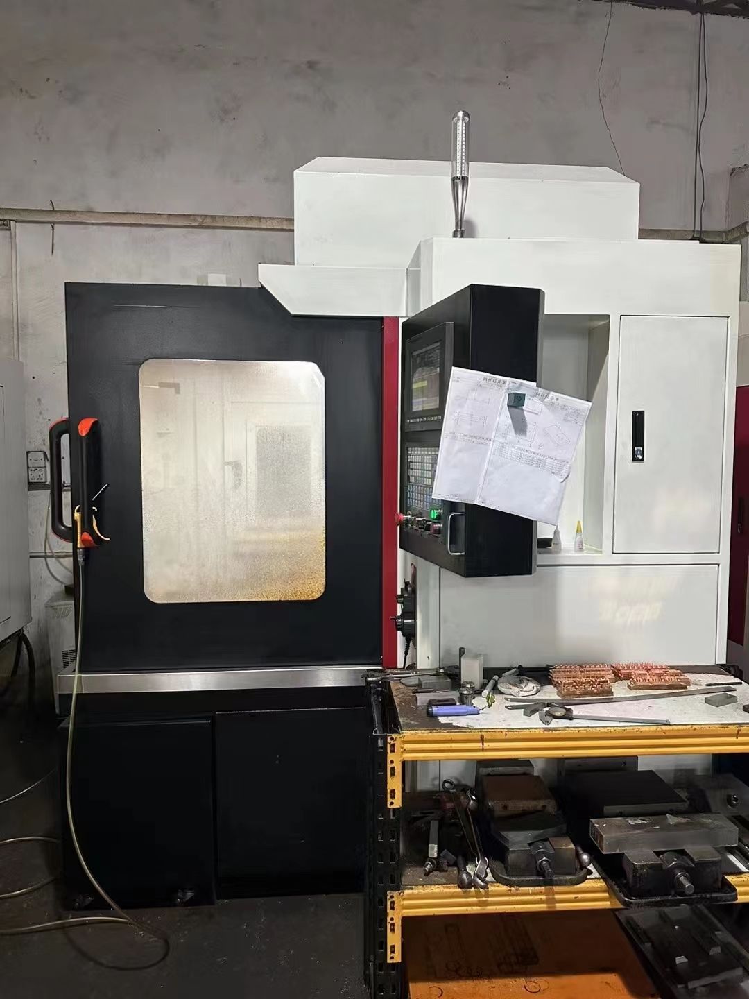 工廠出售準(zhǔn)新鑫騰輝650雕銑機(jī)、新代21ma、ER32、7.5kw、2