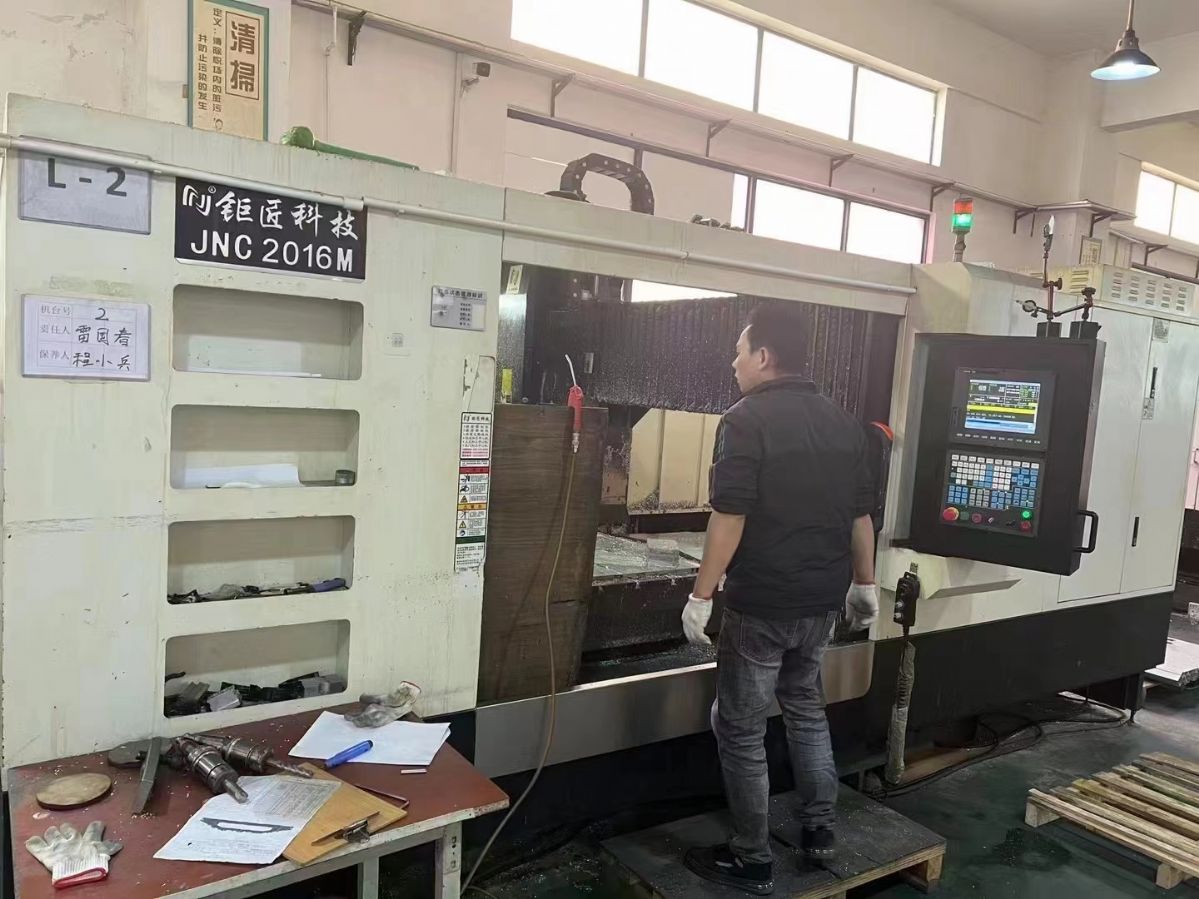 工廠在位距匠龍門精雕機(jī)2016，三軸線軌，新代21MA系統(tǒng)，BT40?