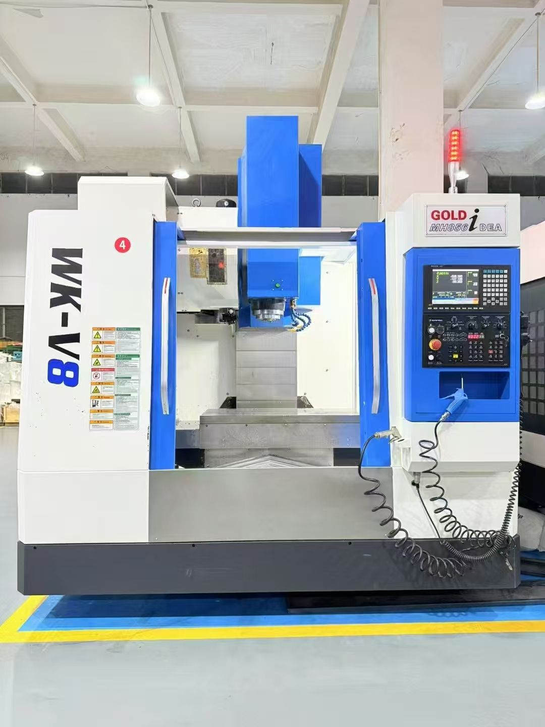 上新華群V850三線軌加工中心，三菱M80系統(tǒng)