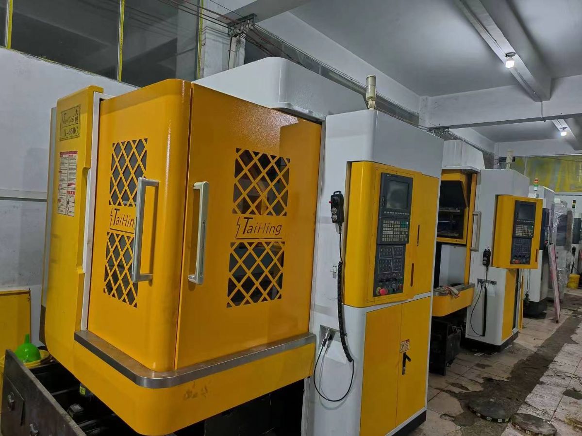 新到大興650雕銑機(jī)兩臺(tái)，新代21MA系統(tǒng)，帶斗笠式刀庫12把，日本安