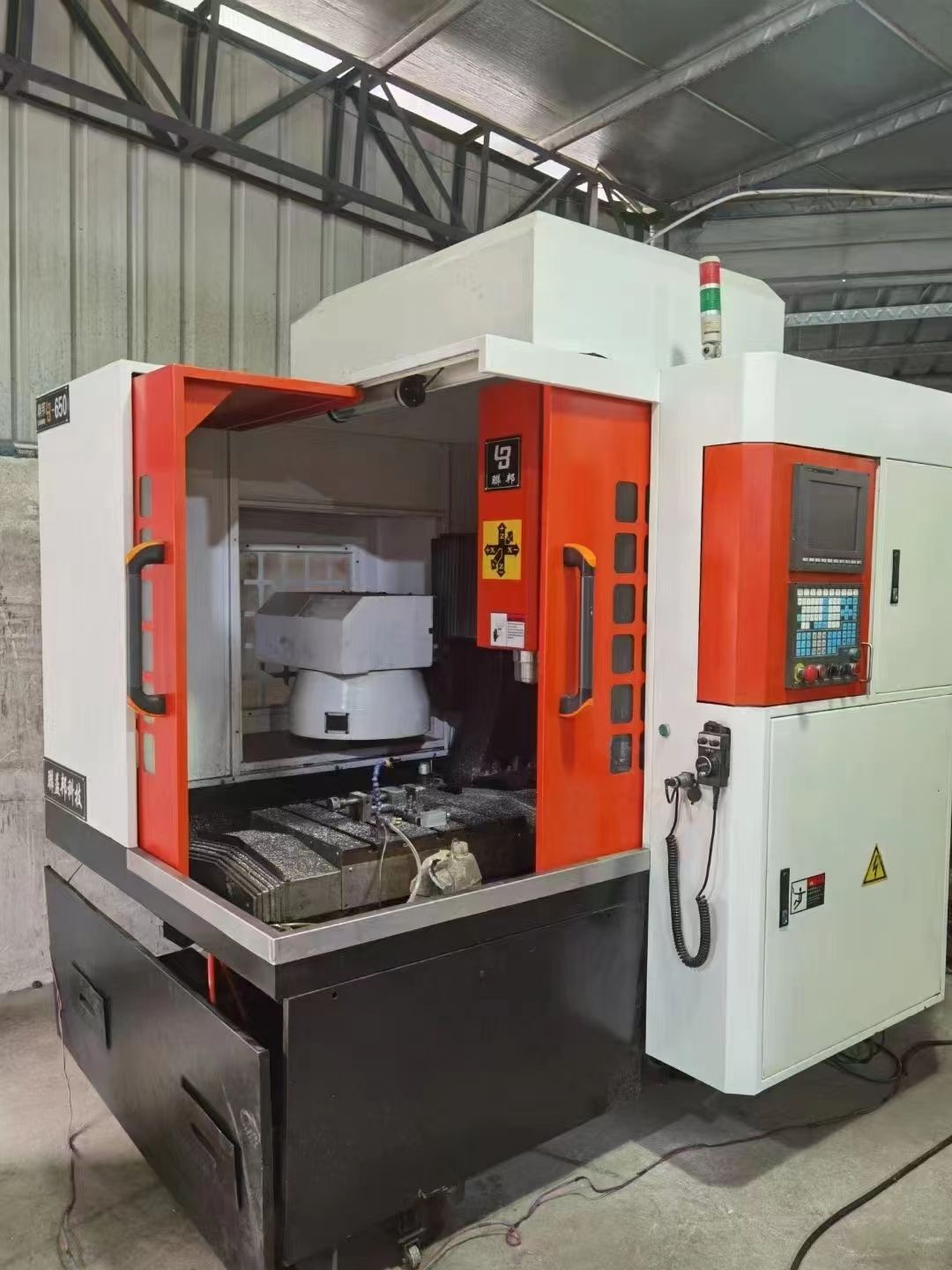 只有小幾萬聯(lián)邦650精雕機(jī)新代21maBT3024000轉(zhuǎn)帶12把刀庫